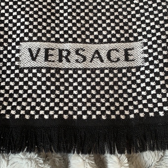 Versace scarves - Picture 3 of 6